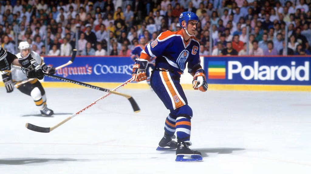 Titan jääkiekkomaila neonvaloissa